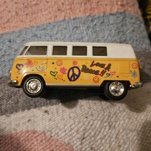 Kinsmart 1962 Volkswagen Classical Bus Yellow w/ Surfboard 1:32 Diecast Hippy